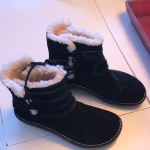 UGG Australia Caspia Black short boots size 6